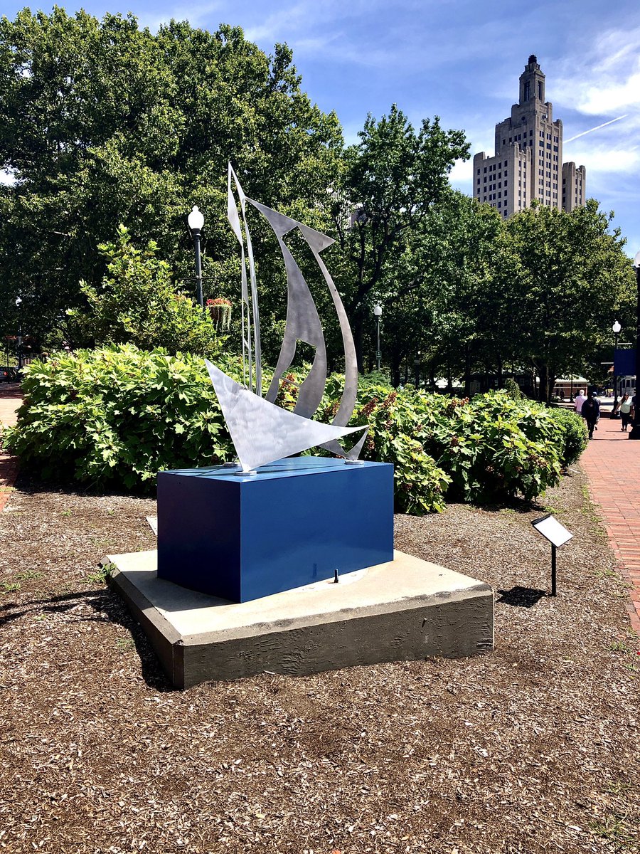 Next time you’re downtown, take a look around. There’s art everywhere! Local artists have made this city gorgeous with their fine works of art that brighten up the area 🖼