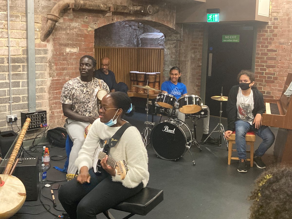MusicIslington's tweet image. 📢#MusicMonday🎶news alert!
👀👇Sneak preview of 11:11 Music Makers Lab - our #Summerversity course taking place this week @platformhub in #Islington - with instruments galore  &amp;amp; a new tune bubbling up nicely, this 1st session has been great🎸🥁🎹🪘! #MusicalChemistry #CanDoMusic