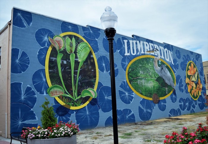 Hometown_Strong's tweet photo. Happy #MuralMonday! This mural was inspired as one of the latest projects of Rediscover Downtown Lumberton. The mural is located between Third and Fourth street. @VisitLumberton #LumbertonNC

📸: Robesonian https://t.co/7RNPiyQ2dd