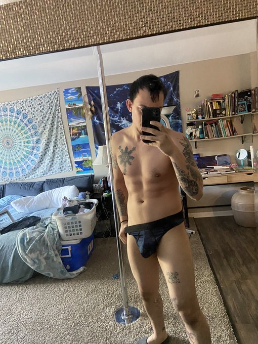 1 pic. Should I wear thongs at work more often? #thongs #malepower #xxx #bisexual #onlyfans #gay https://t