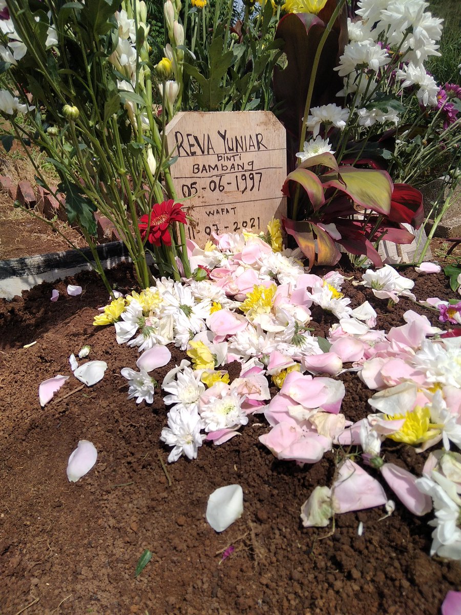 Hari hari yang dilalui kini sudah tak sama sayang, semuanya nampak membosankan, hambar. Aku kehilangan cerianya kamu sayang <a href="/ojenporojen_/">Jen.</a> 😞