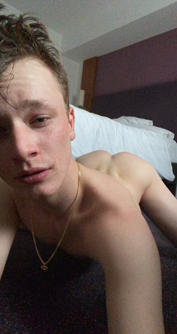 Wana fuck me on the hotel floor ? 

This sweaty boy needs dick ?

♻️Retweet if you would ♻️ https://t