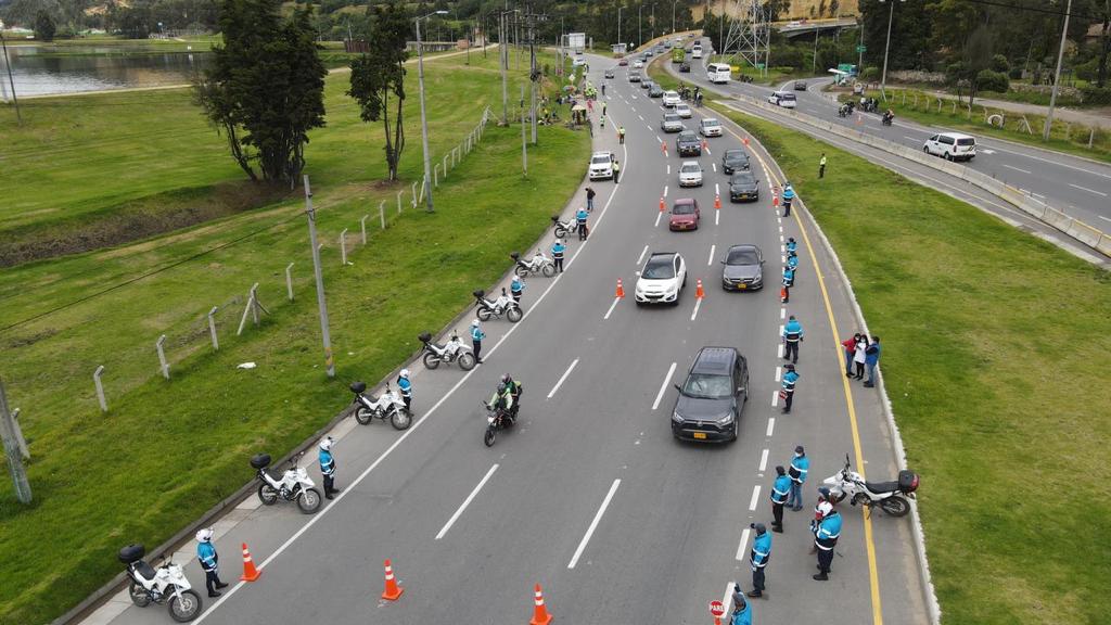 Alcaldia_Soacha's tweet photo. #AEstaHora⚠️ | Se da inicio al Pico y Placa por la Autopista Sur en Soacha, donde se espera que ingresen alrededor de 34.500 vehículos por este corredor vial. https://t.co/AwCg7V3ujO