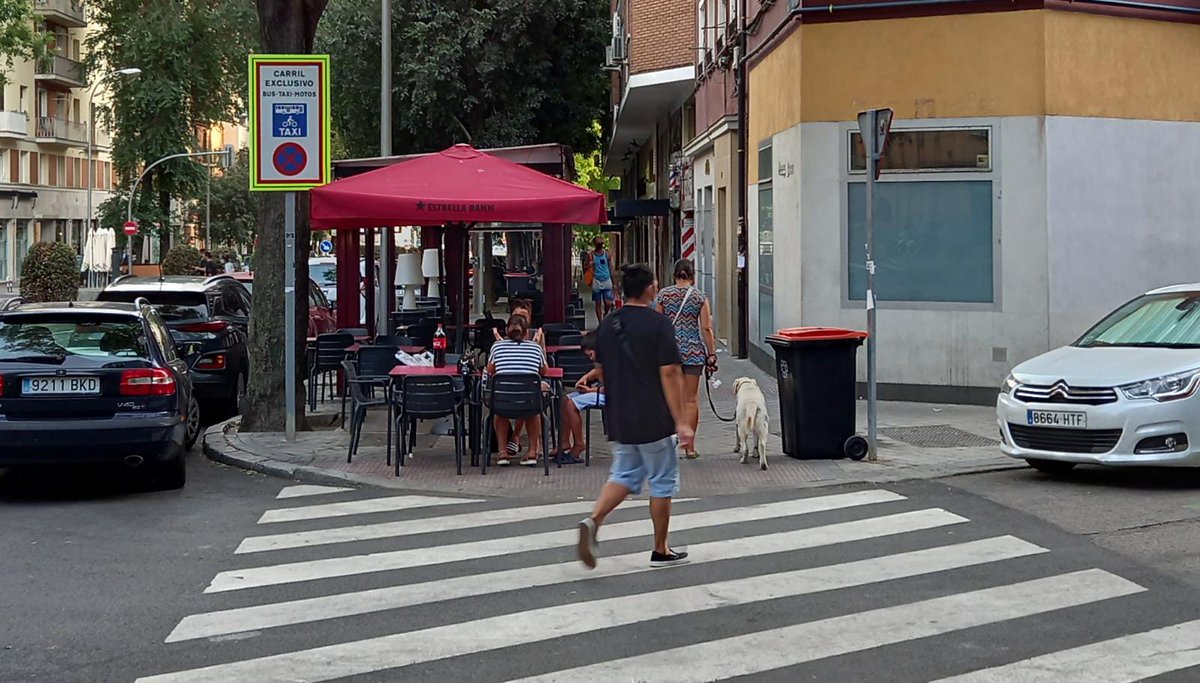 A pocas horas del #diamundialdelpeaton,  los atropellos a la caminabilidad son cada vez más constantes y sonantes en las aceras

Qué pasa y qué falla en los ayuntamientos de  🇪🇸 que permiten semejantes atropellos bien sea en el formato de la 📷 u otros.

Invisibles?

#Madrid