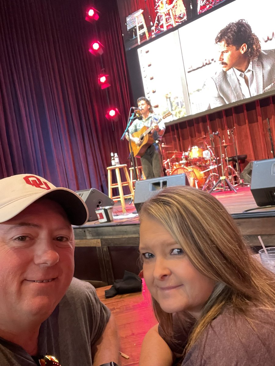 JohnShepherdiii's tweet photo. #OleRedGburg hanging out at Ole Reds in Gatlinburg. Only live two hrs from the Oklahoma location and never been. https://t.co/26DABNlUo2