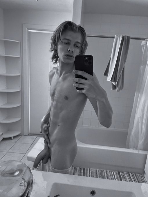 I&rsquo;m a porn star; turn me to pop art https://t.co/lU7tO440ZA