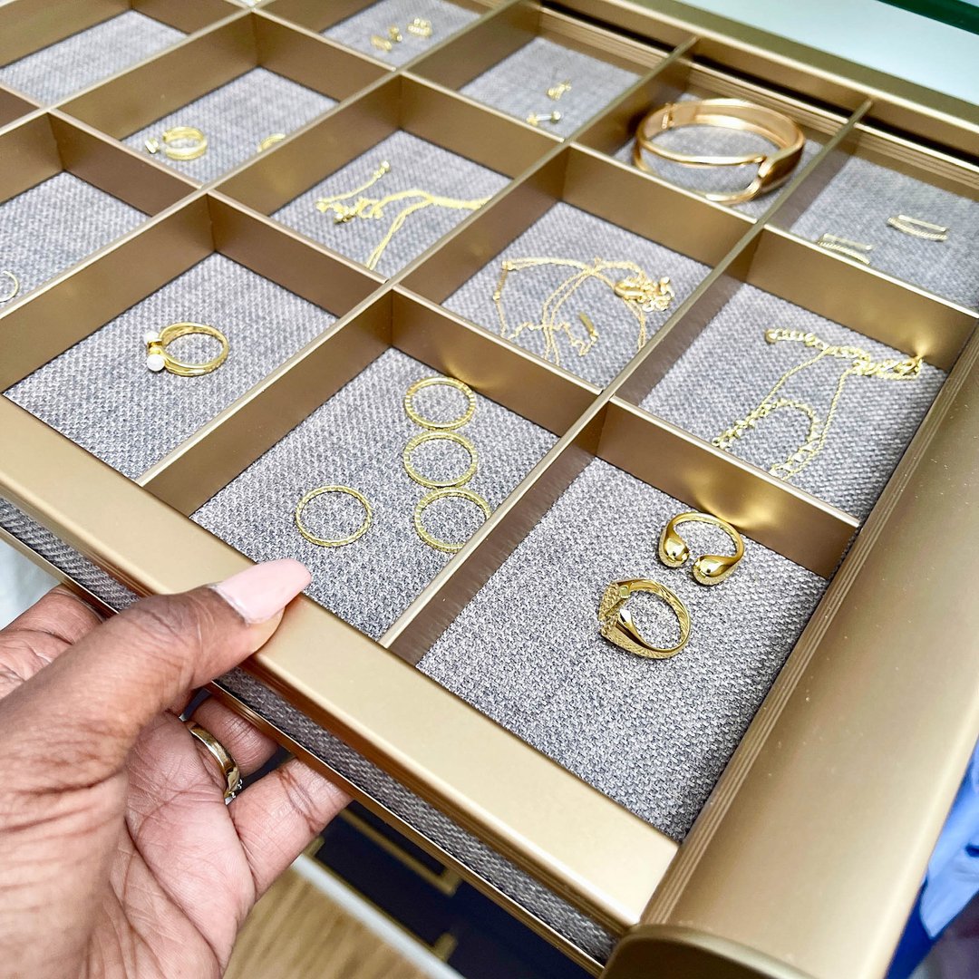 athomewithnikki's tweet image. I am obsessing over these trays from @thecontainerstore Friends, how do you organize yours? You can check my Amazon store for things I've been loving and obsessing around my home by clicking the link in my bio. #AthomewithNikki #ProductoftheWeek #OrganizedWorkspace #jewelryorgani