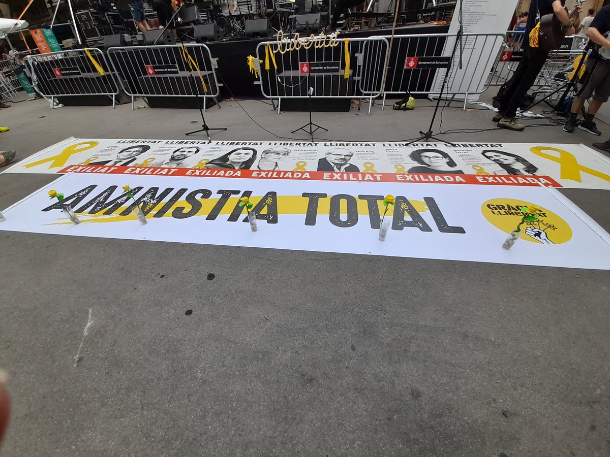 Un dilluns més, a la plaça de la Vila de Gràcia, reclamem la Llibertat de tots els repressaliats i sabem que només serà possible amb la #Independencia de la #RepúblicaCatalana