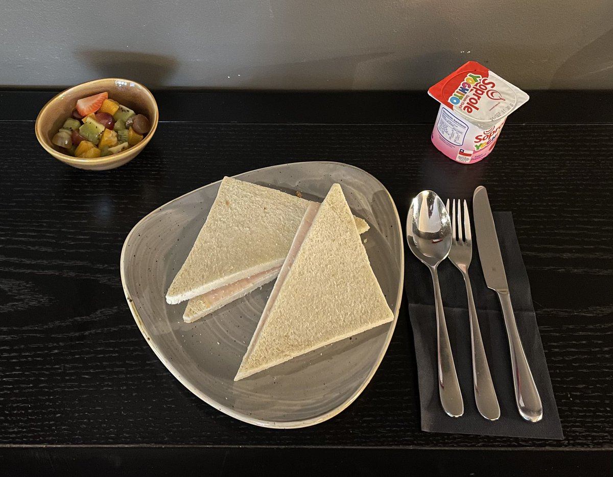 Día 2 en la #carceldeparis . Desayuno.Sandwich de pavo con queso crema aceptable.Para bajar los carbohidratos, el mismo relleno (total) en la mitad de pan.Macedonia en su punto. Sugerencias: una cucharilla para el yogur y la fruta, y un yogur sin sabor.  Gracias #hyattcentricstg