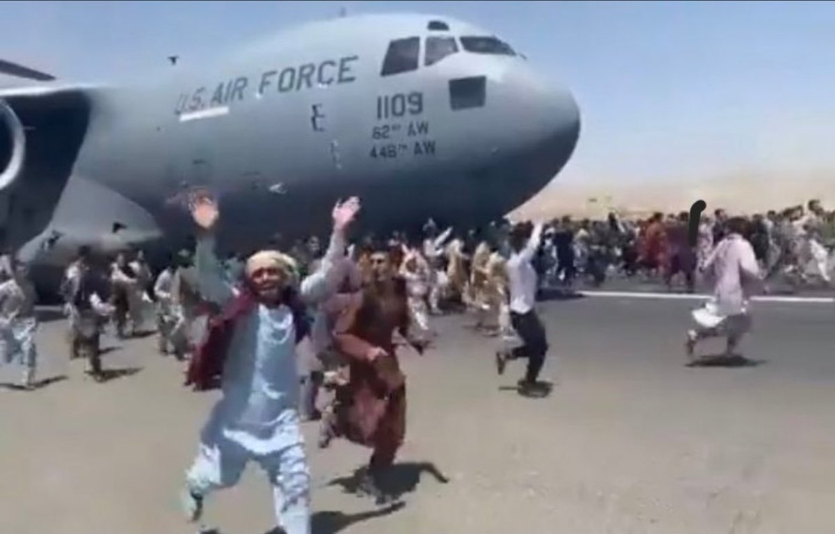 Kusura bakmayın ama Ailesini, kızını, karısını, ülkesinde savaş varken bırakıp kaçanlara sığınmacı değil, ahlaksız, hain namussuz denir...!!
#Afganistan