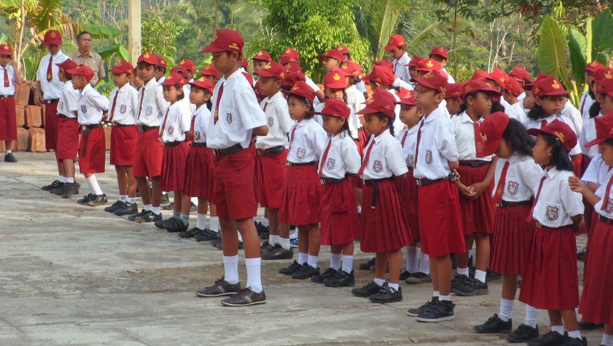 kurodai556's tweet photo. upacara dulu. dulu pas sd biasanya jd pemimpin pasukan. pas kelas 4 jadi pemimpin kelas 6. pas kelas 6 malah jadi paduan suara. SMP padus. SMA padus, kecuali pas kelas dpt jatah jd petugas, jd ajudan pembina upacara. sejak kuliah blas gak pernah upacara. 😁
#upacaravirtual https://t.co/K9ypQHalEK
