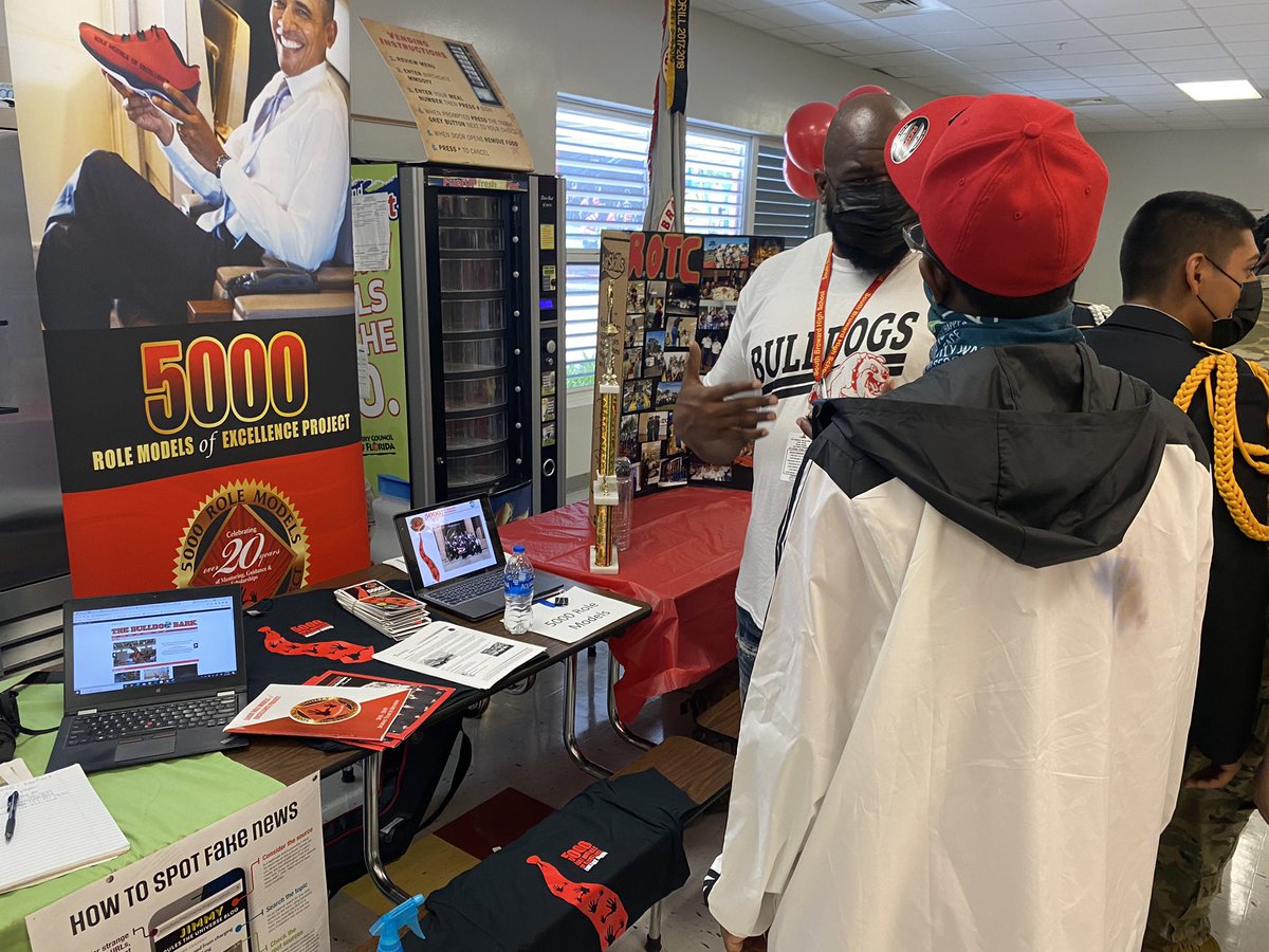 5000RoleBCPS's tweet photo. Students at South Broward High Schools learning about The 5000 Role Model of Excellence Program and signing up to be a role model during student orientation. #ReEngaging #Growing #Leading Yes We are Bulldogs Yes we Can! @SBHSClass_2022 @SBHSPrincipal @ABurgessEdu @5000RoleModels https://t.co/tka7bEjlra