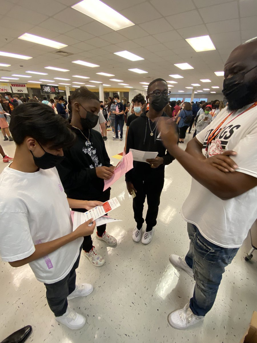 5000RoleBCPS's tweet photo. Students at South Broward High Schools learning about The 5000 Role Model of Excellence Program and signing up to be a role model during student orientation. #ReEngaging #Growing #Leading Yes We are Bulldogs Yes we Can! @SBHSClass_2022 @SBHSPrincipal @ABurgessEdu @5000RoleModels https://t.co/tka7bEjlra