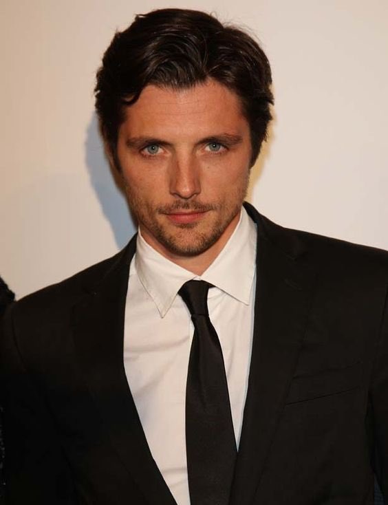 黒いスーツを着た男 画像 最新情報まとめ みんなの評価 レビューが見れる ナウティスモーション