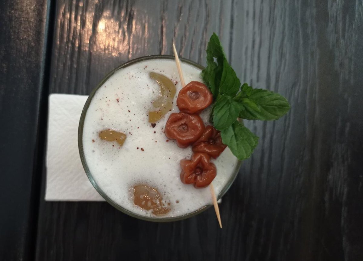 FoodandTravelMX's tweet photo. El @ChefMValdivia nos dio la bienvenida con un cóctel de nanche, tepache y tequila. Después probamos una tostada de camarones marinados en chile pasilla y mulato. Finalizamos con un postre de tostada de coco y helado de nanche. #NayaritEnamora @RivieraNayarit @nayaritenamora https://t.co/ijVd509Sns