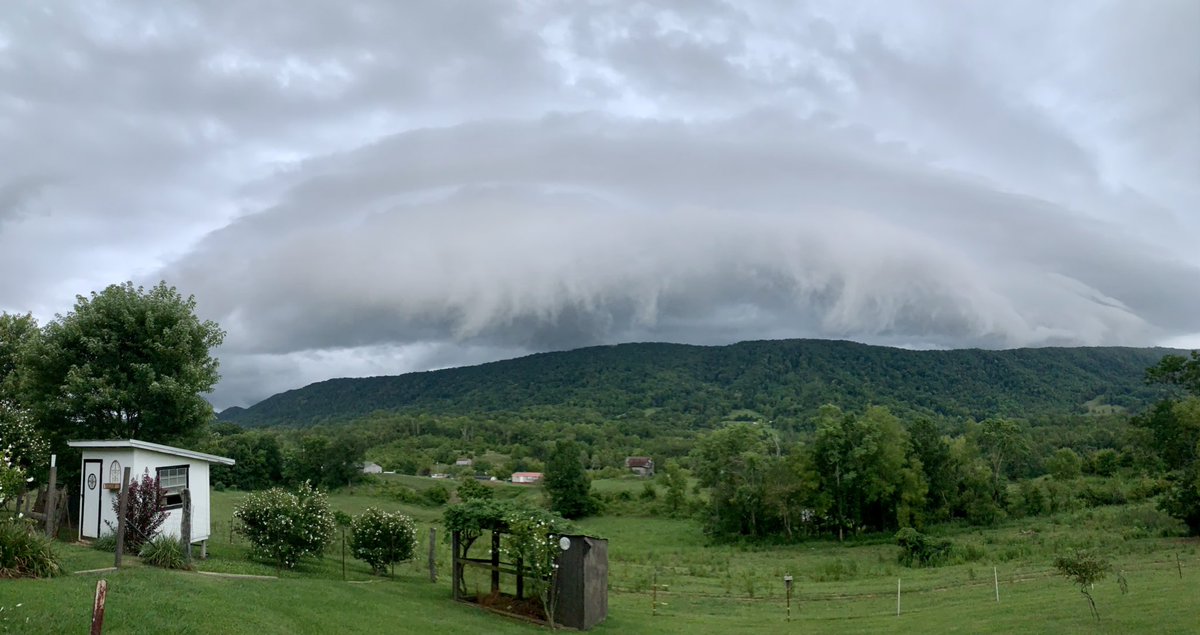 OutInTheStiks's tweet photo. @WBIRWeather A storm creeping across  Clinch Mountain in Thorn Hill this evening. https://t.co/3A47JGzh43