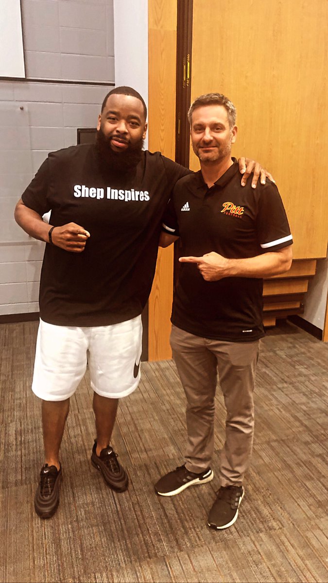 Shep71's tweet photo. Awesome night speaking to the @GorillasFB team! Huge thanks to @Coachbwright4 for bringing me in‼️ #ShepInspires #KeepTheChange #LeaderSHEP #ChaseTheLion #GorillaFB #PittState #ALLIN  #GorillaNation https://t.co/j7XUbfwQNY