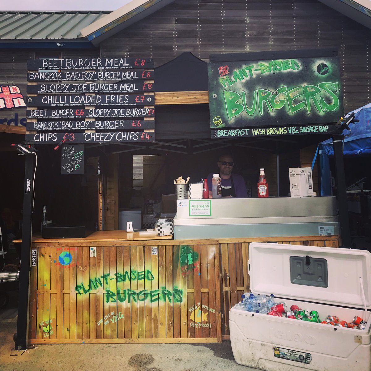 MirandaSlade's tweet photo. it’s been a blissful 2 weeks off, including a week moonlighting on @Paulrossiter1’s vegan burger stand at Boardmasters festival 🤙 but I’m back with the cat and EXCITED to start my new job tomorrow (not flipping burgers… will miss the beachside office tho) https://t.co/KbHoGPRNhI