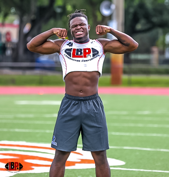 _CoachHodge's tweet image. C/O 2022 LB @christi11110787 &quot;Get it off the muscle!&quot; #LinebackerPerformance