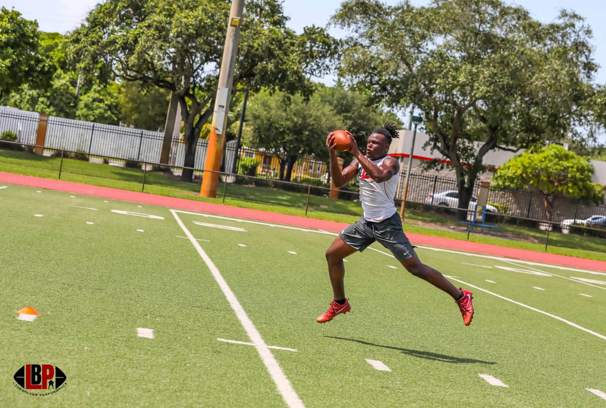 _CoachHodge's tweet image. C/O 2022 LB @christi11110787 &quot;Get it off the muscle!&quot; #LinebackerPerformance