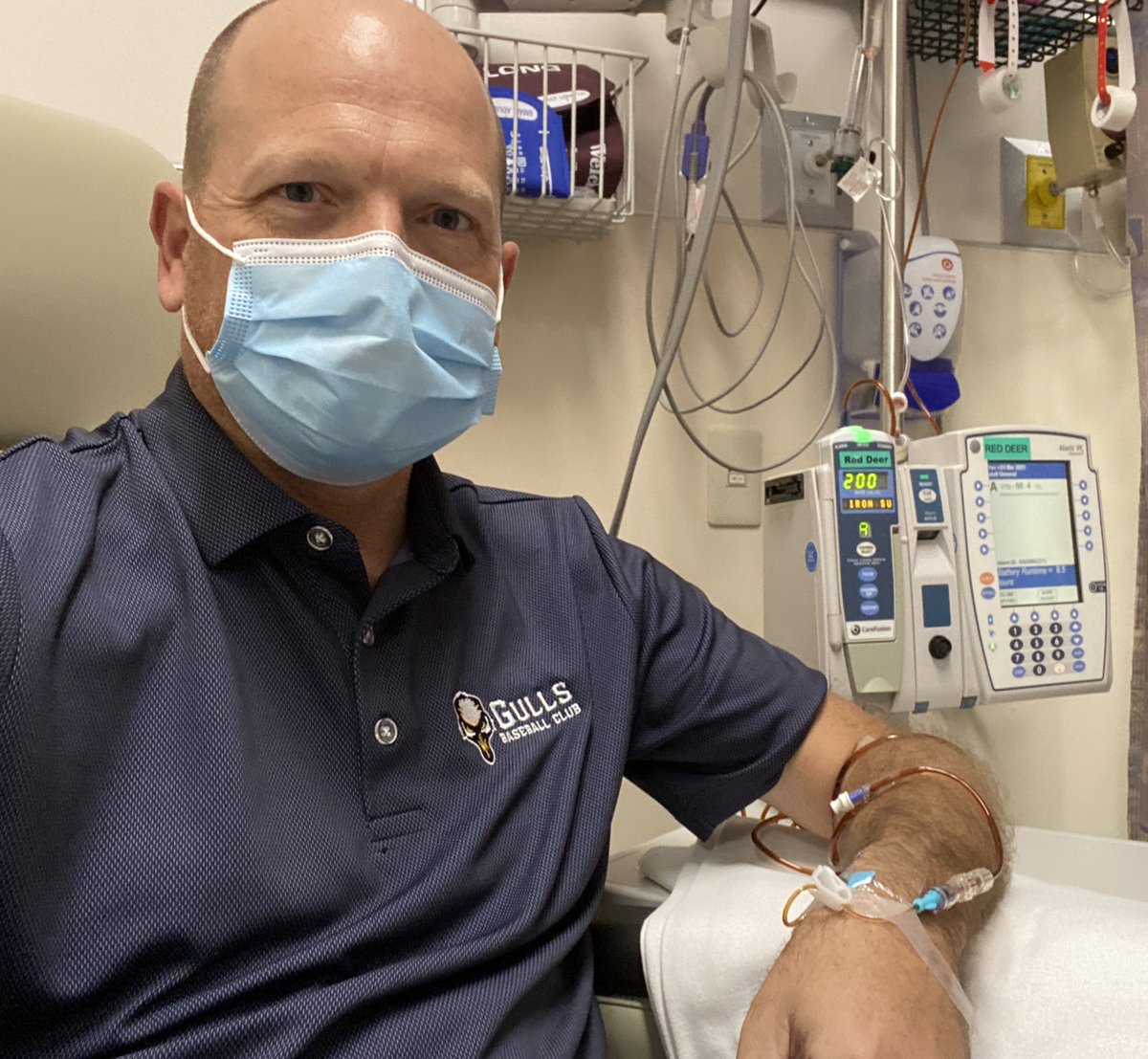 joewhitbread's tweet photo. Pumping iron in #RedDeer this afternoon. 🏋🏻♀️ (Standard infusion. I’m good.) The Medical Day Room staff at #RDRH is just wonderful. I appreciate these compassionate, caring, & kind professionals more than ever. 😷 https://t.co/ZEqcH8QhPO