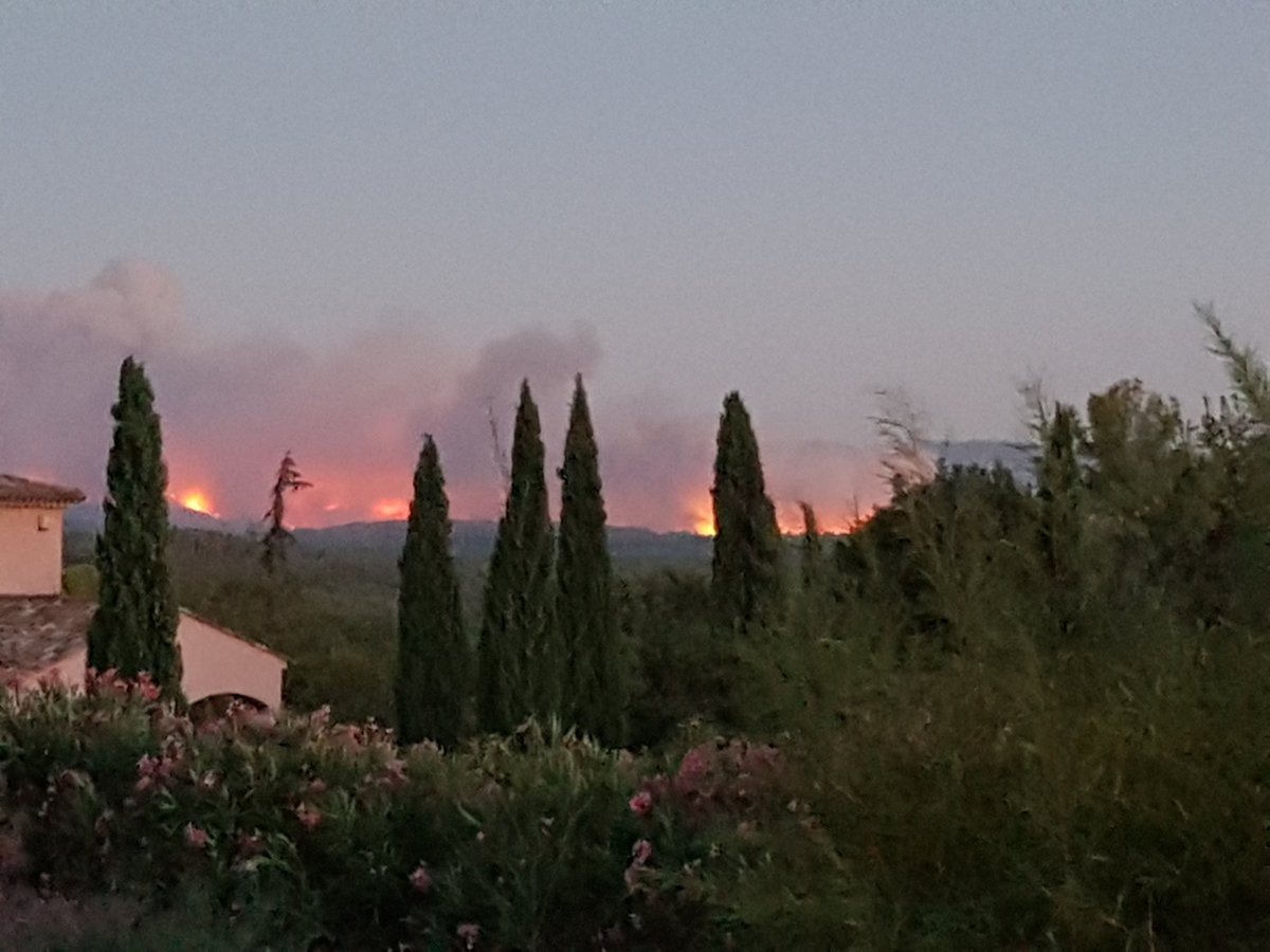 PatriciaGruson's tweet photo. Incendie dans le Var à Gonfaron. De là où nous sommes, à 30 km, les flammes dans la nuit témoignent de l'importance de ce feu qui détruit des dizaines d'hectares.
Hommage aux pompiers @SDIS83 qui oeuvreront toute la nuit pour maîtriser cet incendie. 
#feu #foret #var #gonfaron https://t.co/zlPTuT9uro
