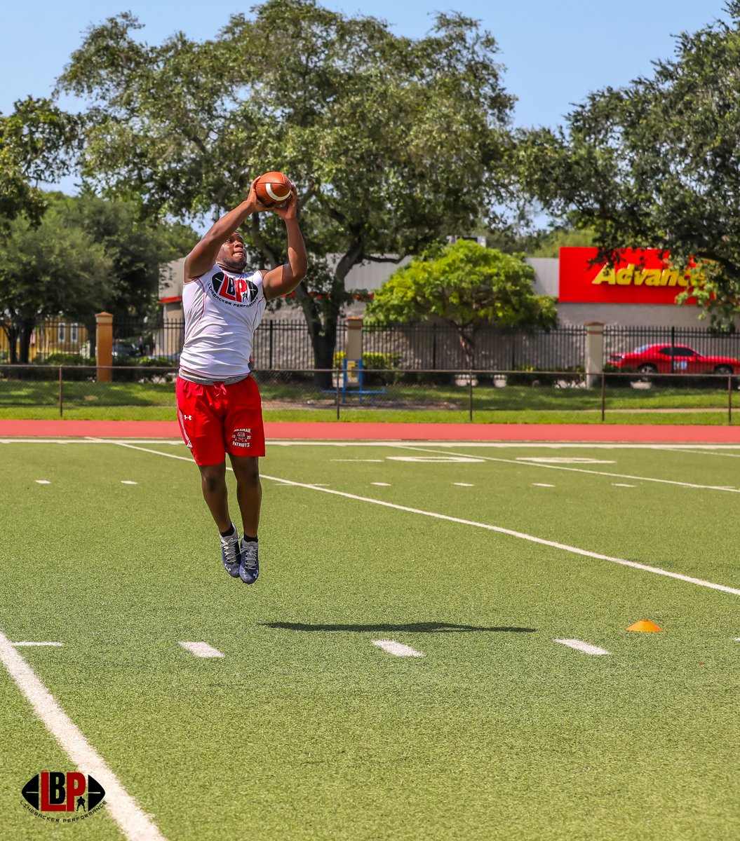 _CoachHodge's tweet image. BeastMode Activated! @__humblemark0 #LeadershipAward #LinebackerPerformance