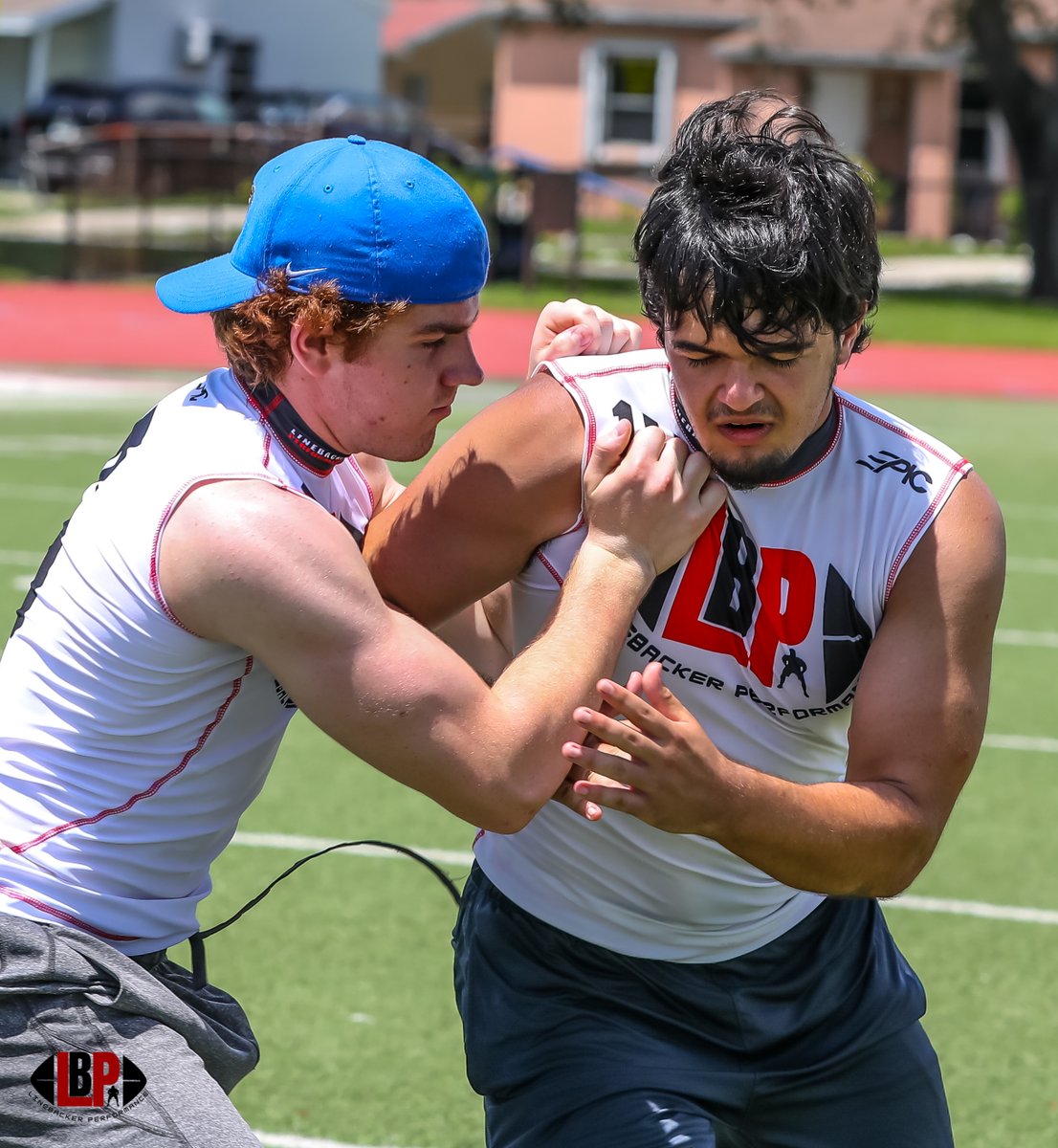 _CoachHodge's tweet image. C/O 2023 LB @cesareojr99 gets better every rep. #LinebackerPerformance
