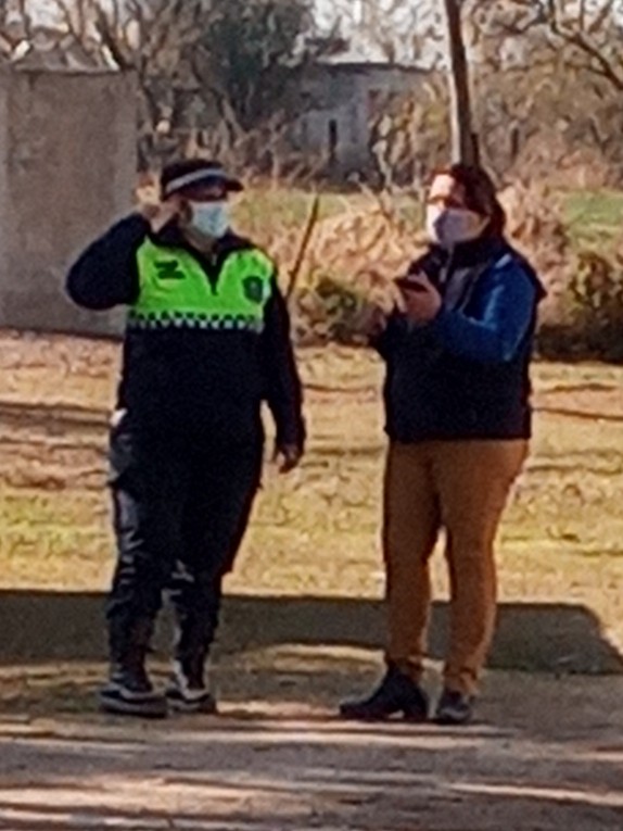 En nuestra visita al club de Rumi Punco vivimos un momento desagradable. Un apriete con todas las letras por parte del delegado comunal quien utilizó la fuerza policial para amedrentarnos y evitar que los candidatos de #JuntosParaConstruir conversáramos con los vecinos. Abro hilo