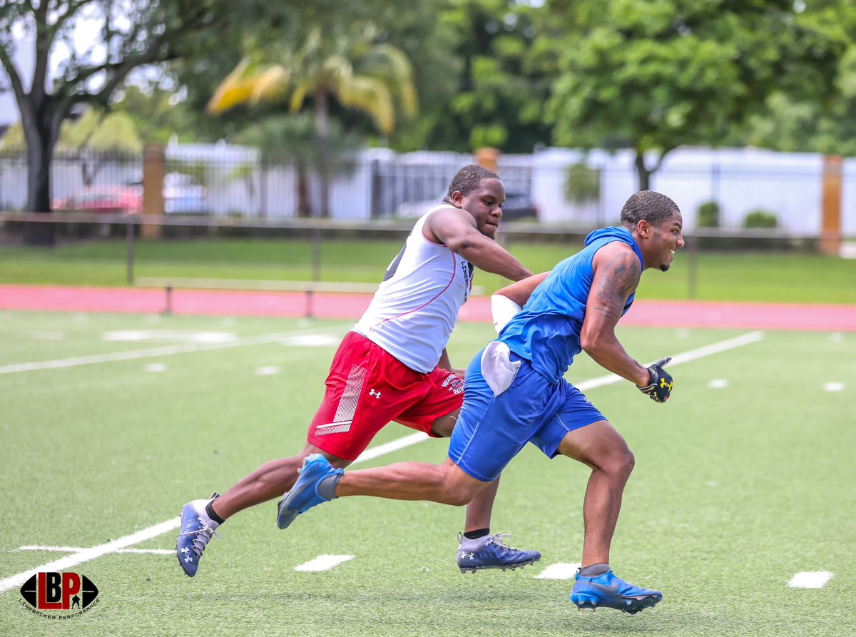 _CoachHodge's tweet image. BeastMode Activated! @__humblemark0 #LeadershipAward #LinebackerPerformance