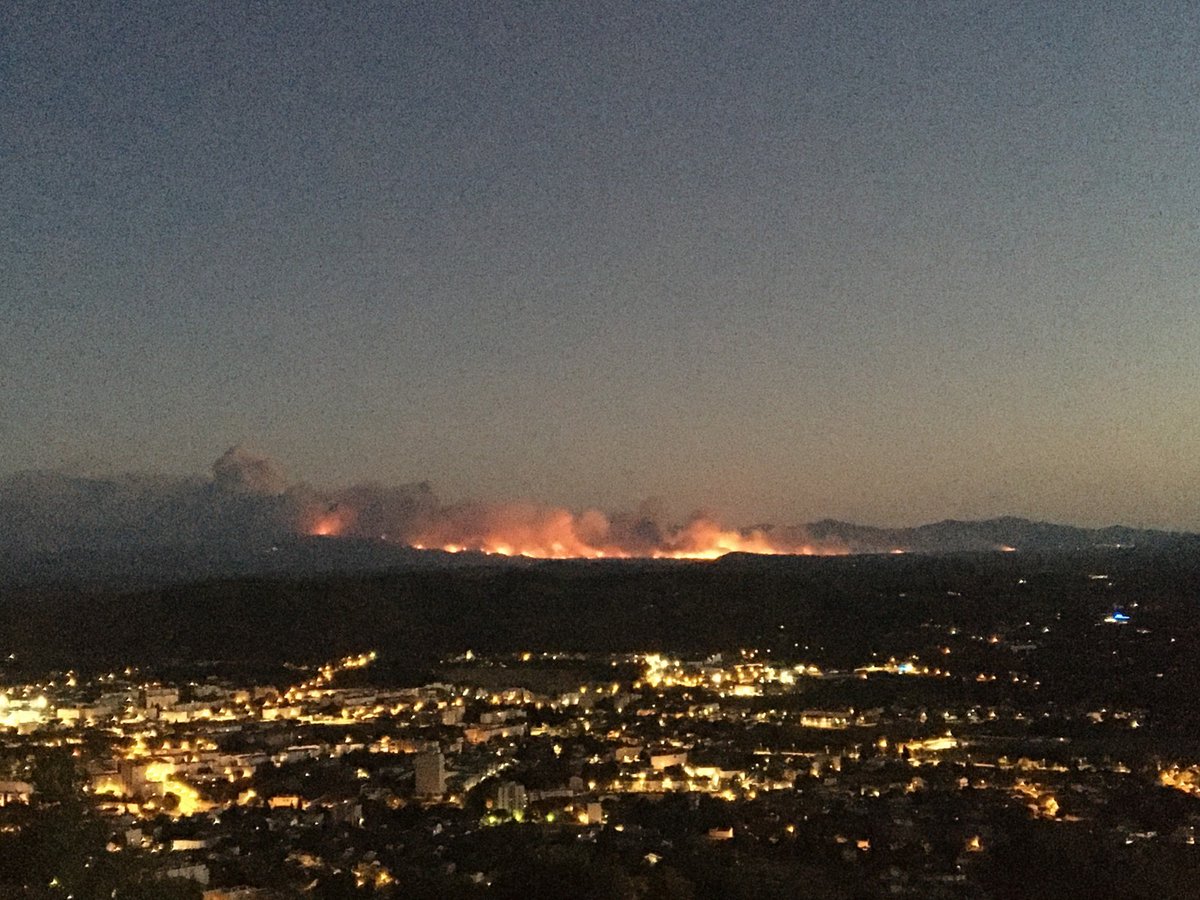 Le #feu 🔥 qui touche #gonfaron
continue de progresser 
⚠️ suivez les comptes de <a href="/Prefet83/">Préfet du Var</a> et <a href="/SDIS83/">Sapeurs-Pompiers VAR</a>
⛔️ Évitez le secteur pour faciliter l'action des secours
➡️ N'évacuez que sur ordre des autorités