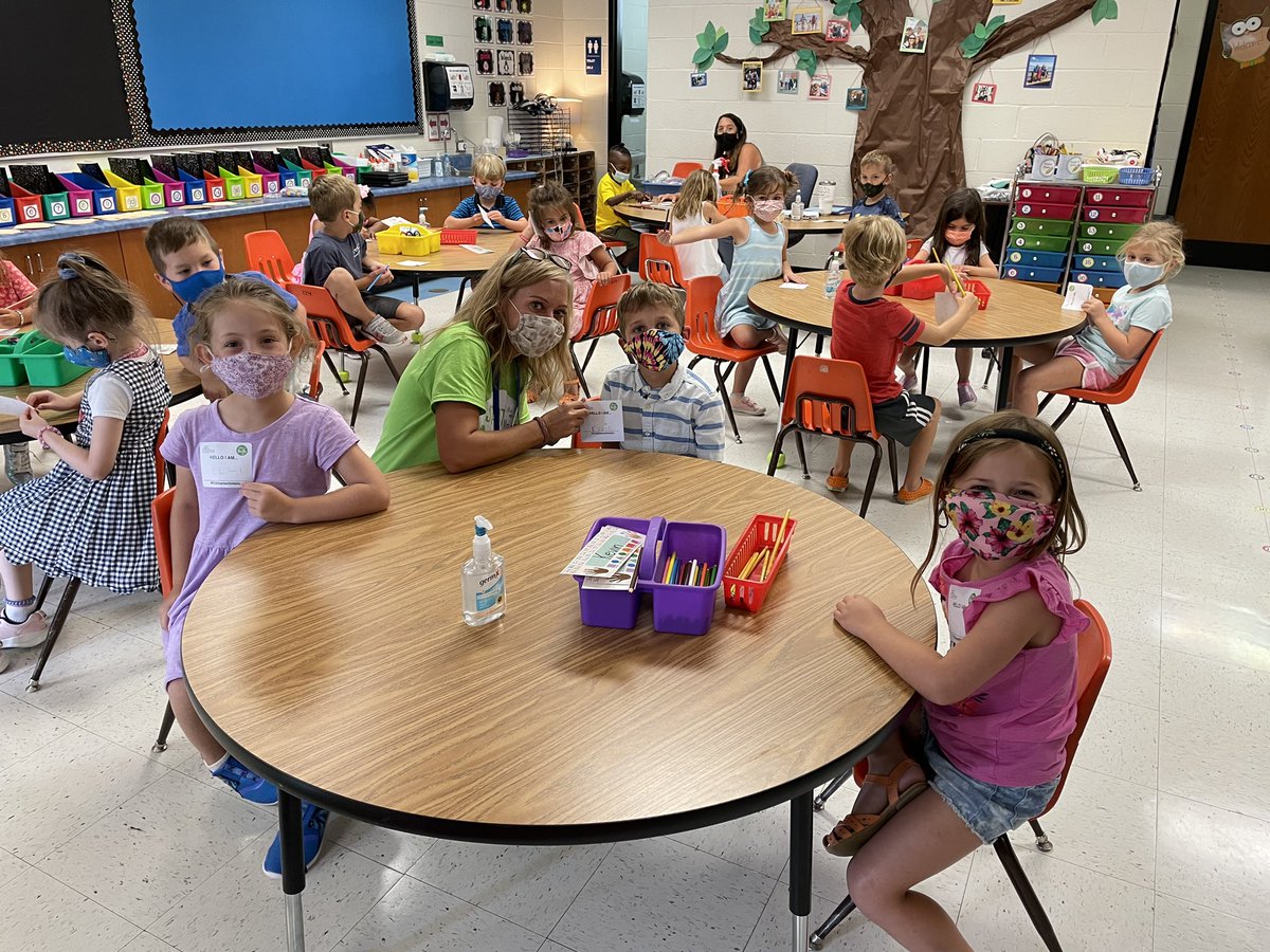 AllisonLandreth's tweet photo. MPE Mustangs are building community and starting the year off with kindness! @MPE_Mustangs #FCSStartWithHello https://t.co/MIZb3A40Qd