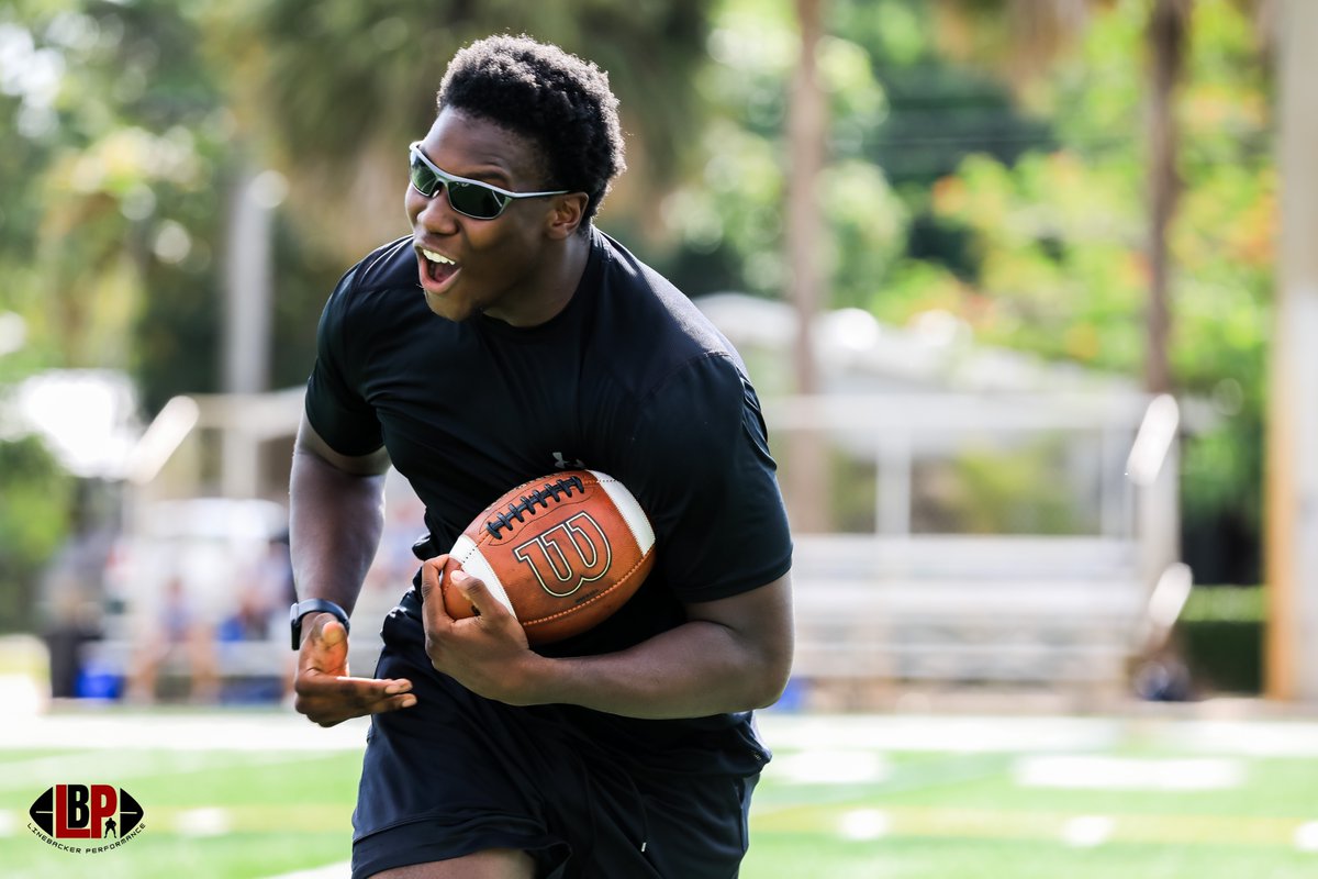 _CoachHodge's tweet image. C/O 2022 LB @DSmWil04 looks to himself for motivation! #LinebackerPerformance