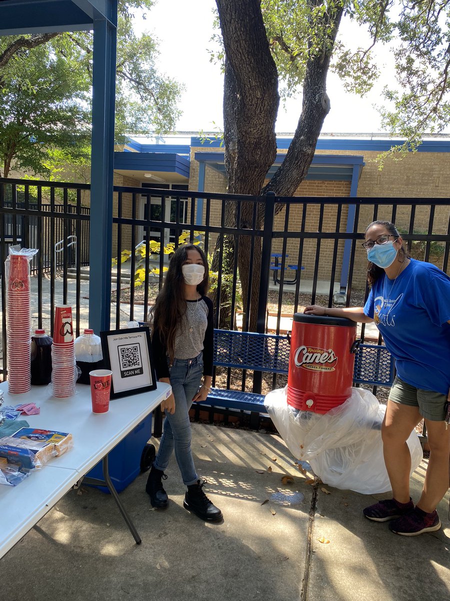 AngelaMRob19's tweet photo. Thank you our awesome PTA President and her husband for cooking hamburgers for our teachers today! Also, thank you to @Raising_Canes for donating the tea! #OHTreunited https://t.co/I5yV2jpJdK