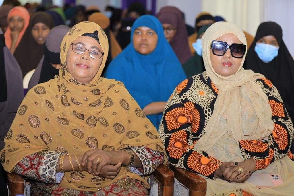Hilaadsheorg's tweet photo. Waxaa maanta inoo soo idlaaday Bandhigga Jaamacadaha Muqdisho kaasoo soconayay 3 maalmood ahna markii ugu horreysay ee laga hirgeliyo dalka.

Bandhiggan ayaa lagu casuumay Madaxda jaamacadaha, aqoonyahanno xeeldheerayaal ah, madaxda JFS, siyaasiyiin &amp; shirkadaha shaqo abuurka. https://t.co/VGmyUaZ6UD