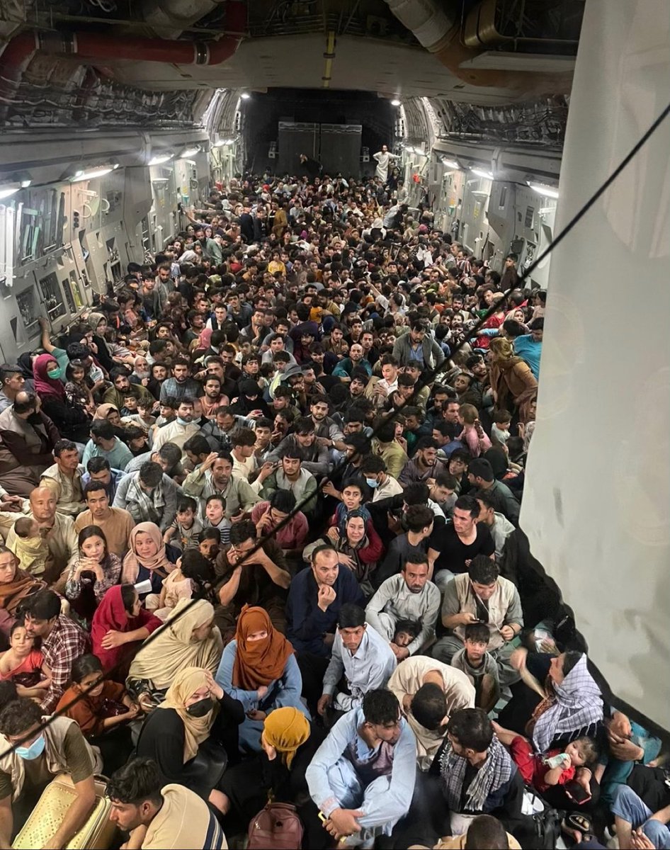 DragonLadyU2's tweet photo. Es oficial, un C-17 (vuelo Reach 871) evacuó aproximadamente a 640 afganos. La decisión de salir fue tomada por la tripulación. https://t.co/imV61XorAK https://t.co/Y7UFBAfWS7