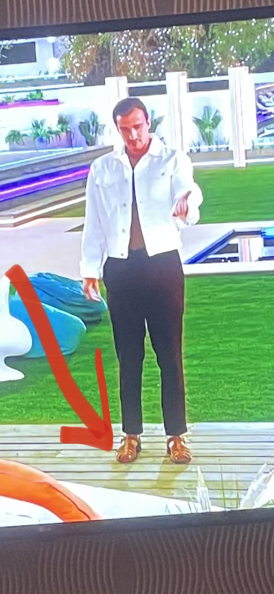 Nicwhite83's tweet photo. No wonder she’s got the ick……wtf are those?! 😭 https://t.co/EqLyR9RkKP