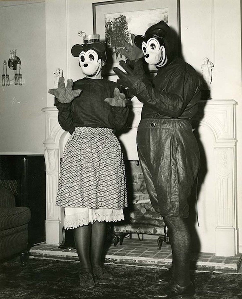 UberFacts's tweet photo. Vintage Photos of Disneyland Characters (1950's–70's) https://t.co/rl1qhpQNyx