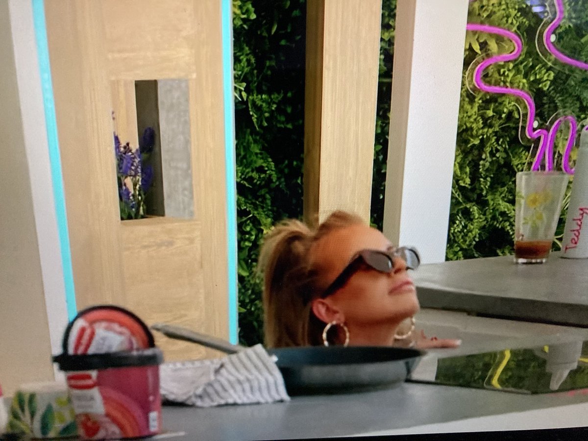 AngryFayeWinter's tweet photo. When Jake is your next target of attack #LoveIsland https://t.co/iYz9PmpgPd