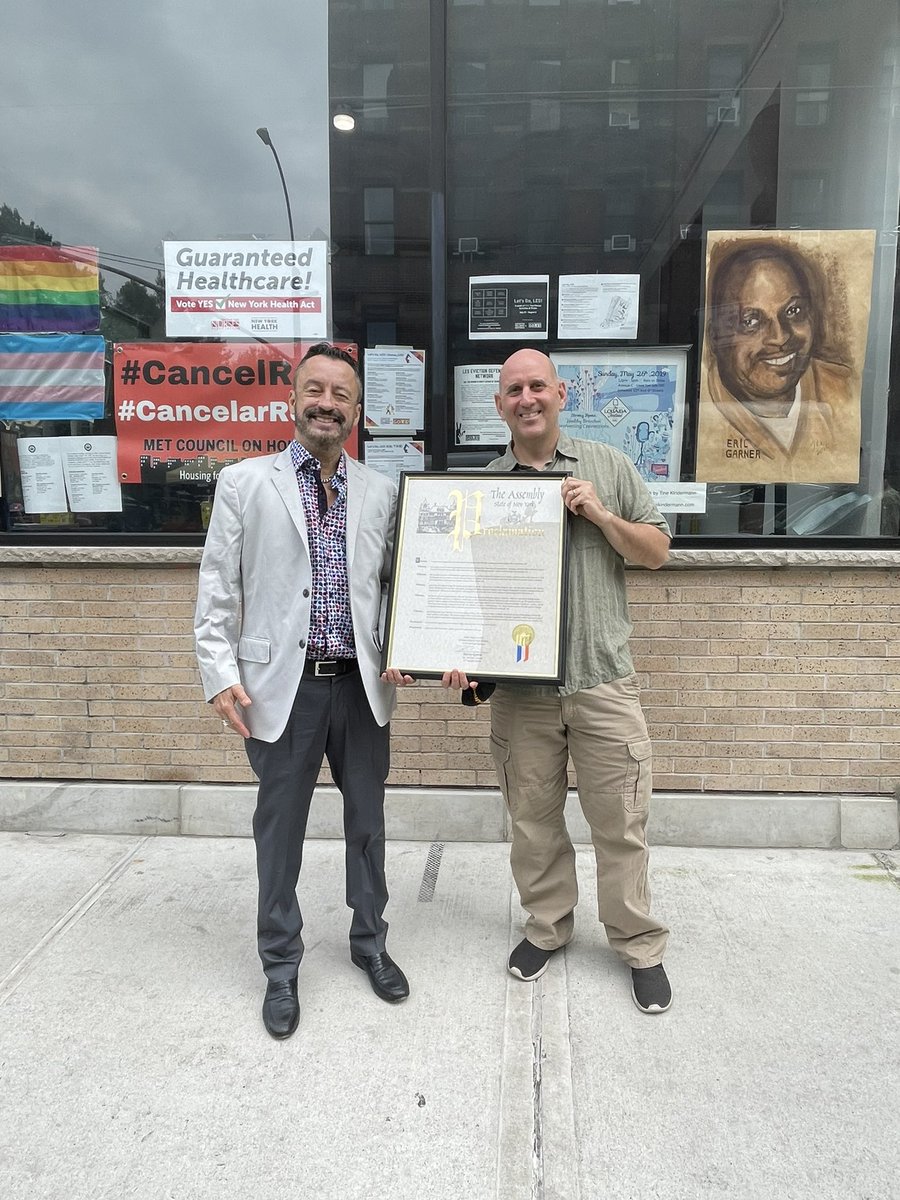 Today I presented @EricLugo47 a proclamation for his service @BaruchCollege for 16 yrs & over 30 yrs in Government service. We thank Eric for providing positive changes in our communities, opportunity for student & developing strong relationships w/ local community leader’s.