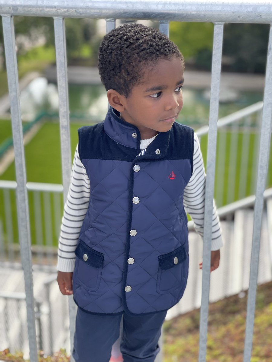 Having a good look around the West End from the #marblearchmound #jojomamanbebe #kidsclothing #childrenswear #littleboysstyle #myjojostyle #boysstyle #cuteclothes #cutekids #smartkids
