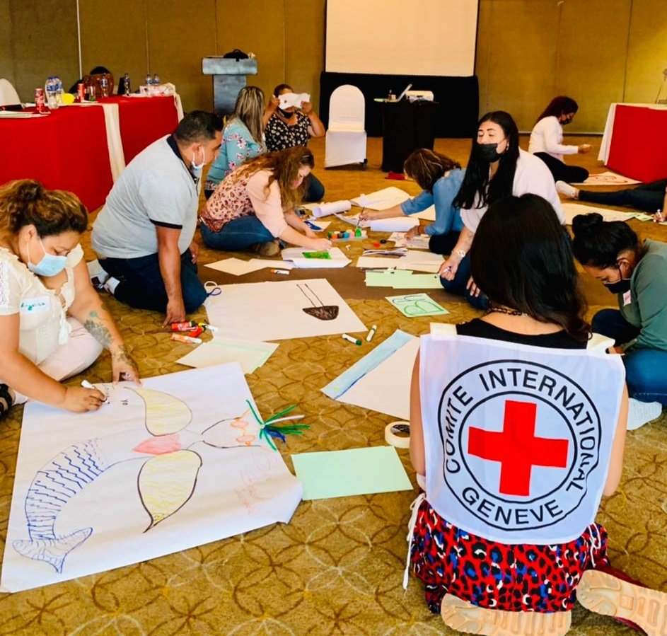 MRamirezCICR's tweet photo. A unas semanas del 30 de agosto, el @CICR_DRMX acompaña a familiares de personas desaparecidas en #BajaCalifornia para construir, a partir de un proceso participativo, sus acciones en la búsqueda de sus seres queridos. #HastaEncontrarles https://t.co/9Rr7kgavHO