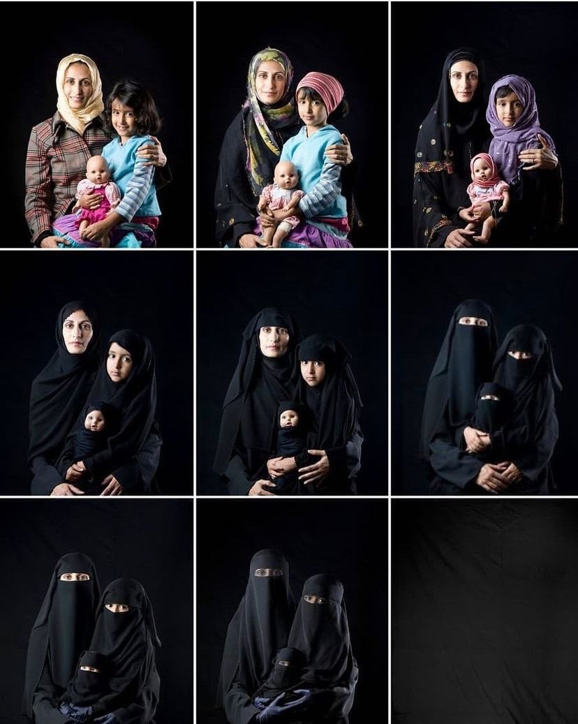 Me envía mi compañera Pilar Bravo la foto de la fotógrafa yemení Boushra Almutawakel “Mother, Daughter, Doll” de ‘The Hijab Series’ (2010) sobre las condiciones de la mujer en un contexto social y político donde se impone el fanatismo religioso, como está ocurriendo en Afganistán