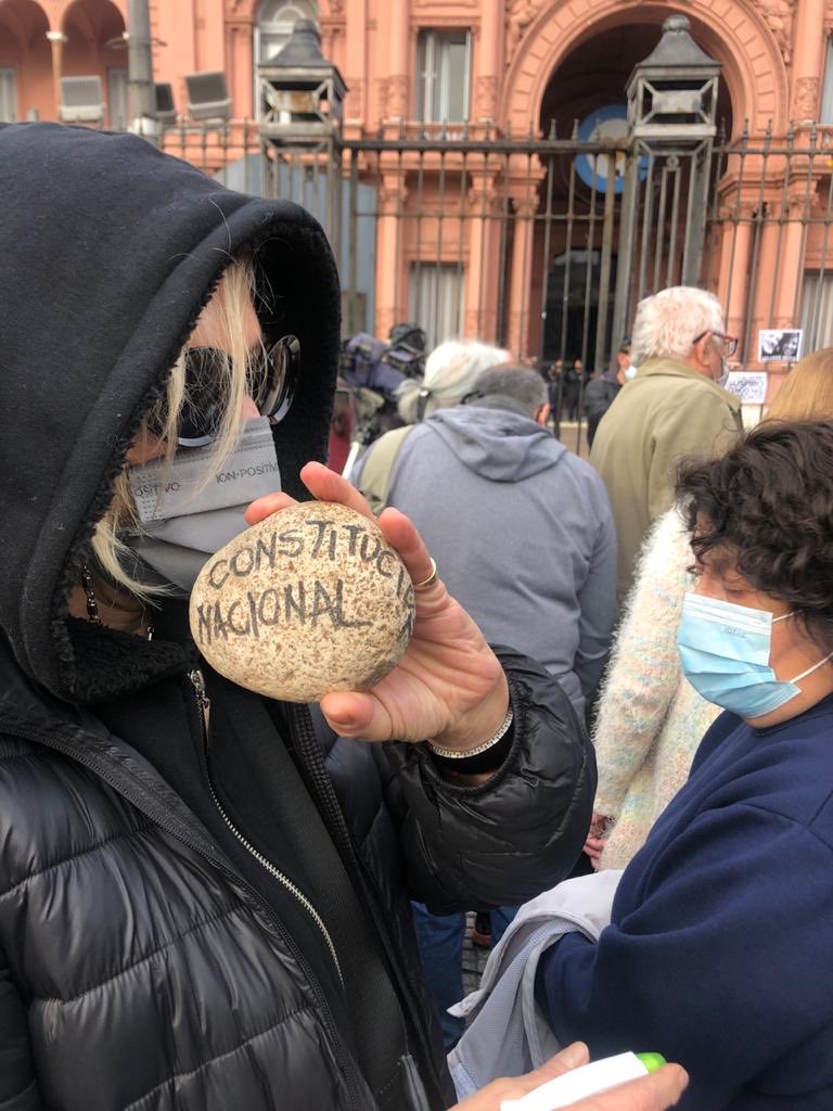 cauca2012's tweet image. Todos los muertos de la pandemia, murieron en soledad, sin sus derechos porque este gobierno, primero mató la soberana Constitución Nacional