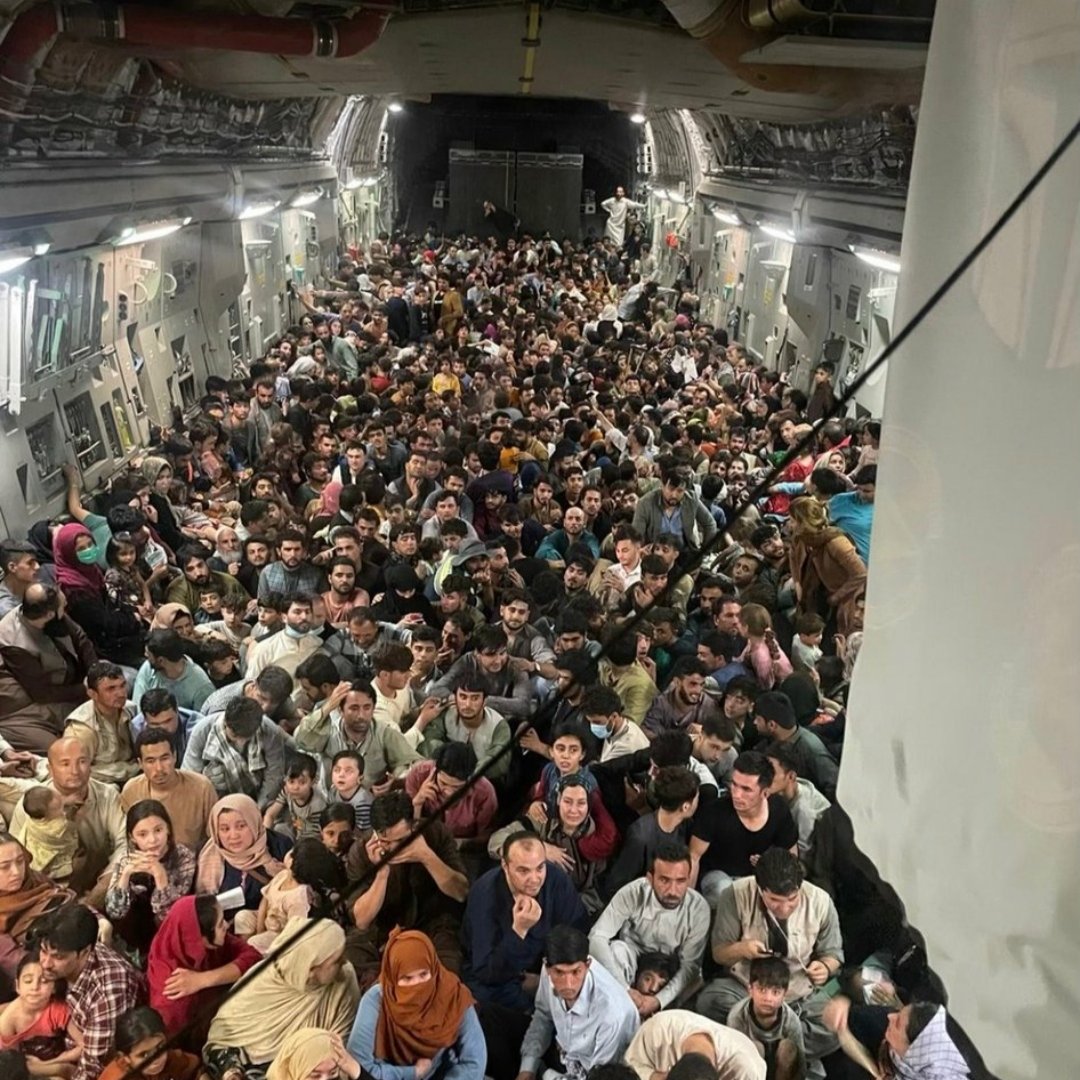 #16Ago Un avión militar estadounidense rescató a 640 civiles en Kabul, Afganistán.

El Globemaster C17 transporta más de cinco veces su límite de pasajeros.📷Cortesía
#TVVNoticias #TVV