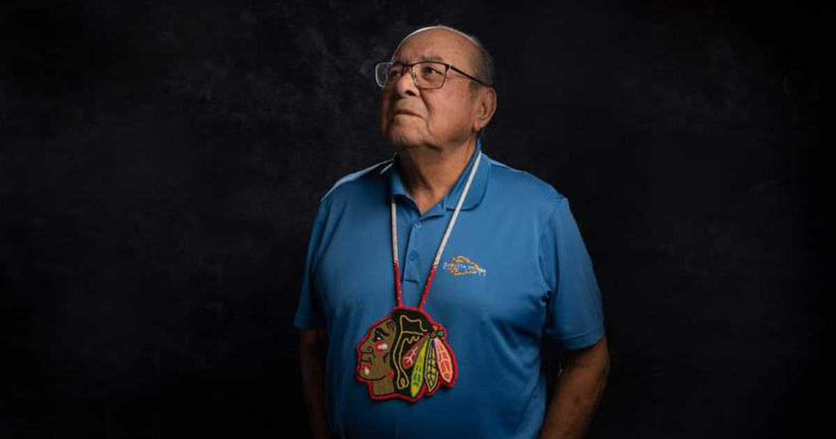 SaskHealth's tweet photo. Neil (son of Fred Sasakamoose, former pro hockey player &amp; First Nations community leader who died after getting COVID-19 in 2019) has 2 things to say about COVID-19:
1. It's real &amp; dangerous 
2. The only way out of the pandemic is through vaccination 
https://t.co/2ouNLL5r4W https://t.co/tJv3ZHAJQY