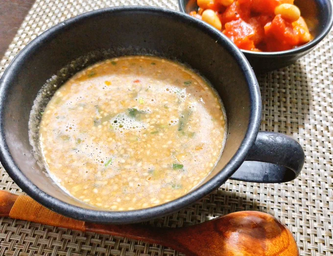 ちょっと肌寒い日が続いているので、朝ごはんに簡単あったかスープをご提案即席ゴマスープを使ってちょっとピリ辛スープの作り方です。辛さが不要の場合は豆板醤を抜きにして、代わりにお酢を加えても美味しいですよ( ꈍᴗꈍ) 