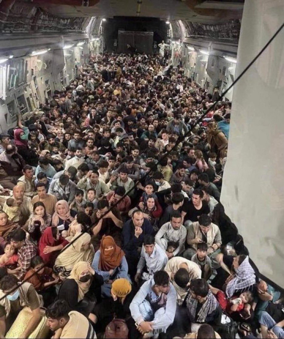 Bodega de un C-17 de la USAF, hasta el tope de evacuados.