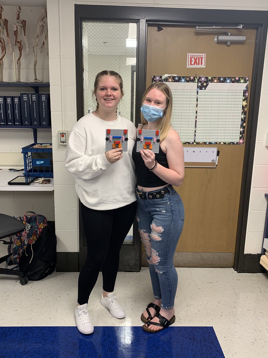 bfcareerma's tweet photo. The junior class working on a communication activity! 

Raleigh and Abbie did a GREAT job communicating with each other to get the final project! 

@KCBOE @BenCareerCtr @Jenny_Stowers @HOSAWV https://t.co/u1VOJWJVHj