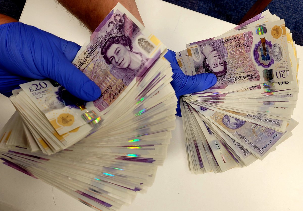 MPSBoroughBank's tweet photo. We executed a drugs warrant this morning at an address in @se1 linked to drug dealing #MaidenLane &amp; #GatehouseSquare vicinity. £17,460 in cash, #Cocaine Street value £3k plus prohibited #OffensiveWeapons seized. I male #arrested, interviewed &amp; RUI'd pending further investigations https://t.co/txXxTqS0qQ